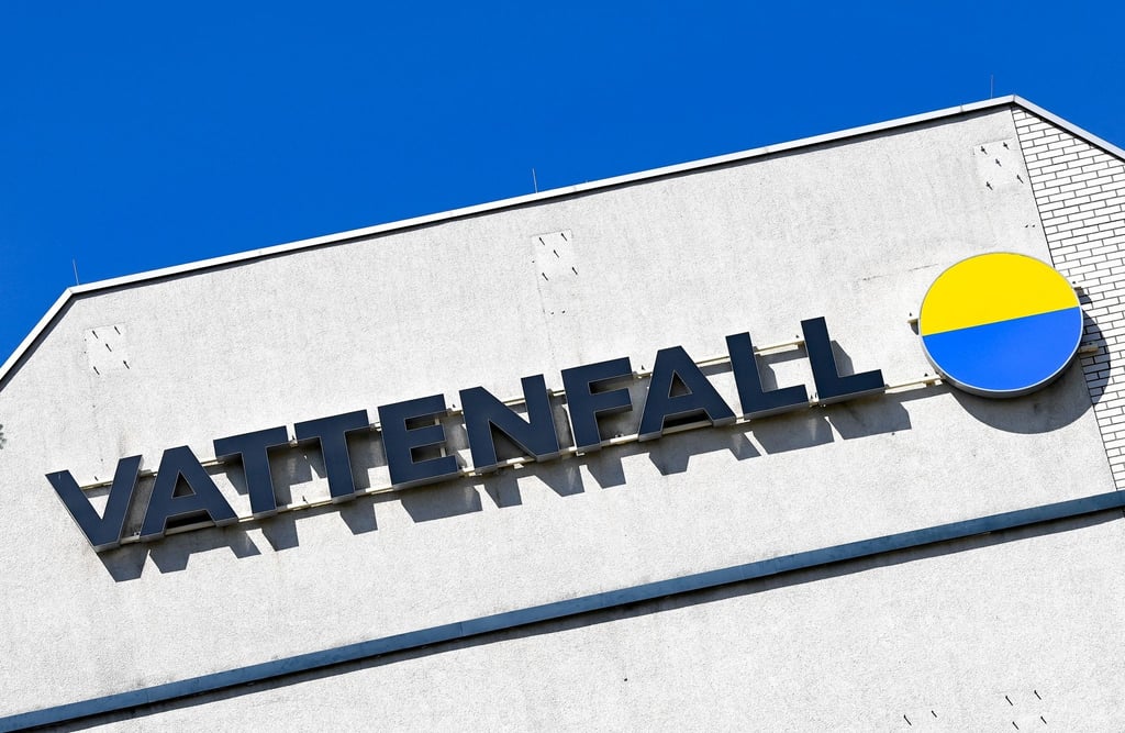 Das Logo vom Energieunternehmen Vattenfall an einer Häuserwand.