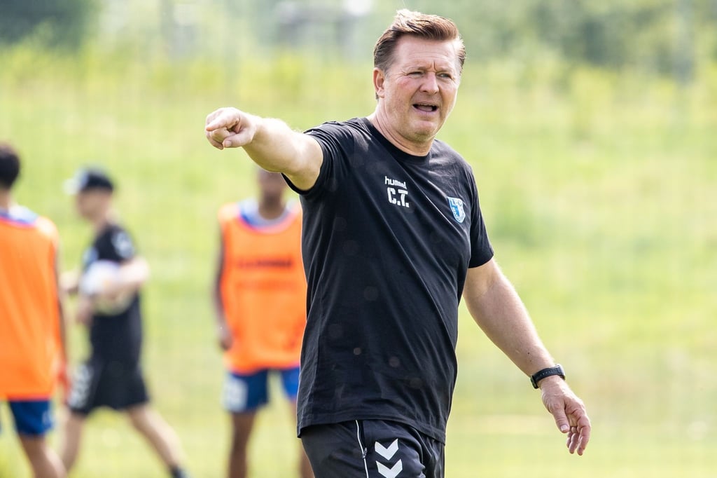 Trainer Christian Titz von 1. FC Magdeburg ruft seinem Team etwas zu.