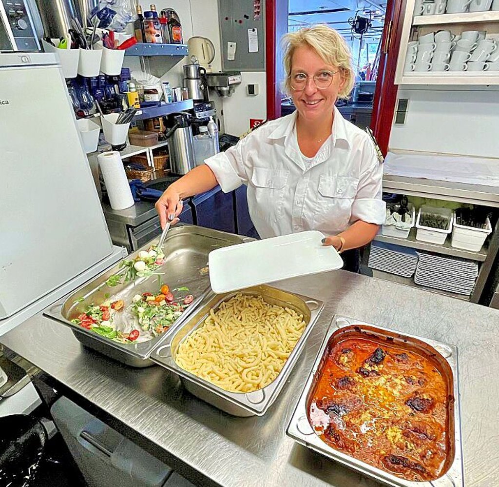 Das nächste Essen für einen Passagier: Maren Süßenbach in der Kombüse der „Marco Polo“.
