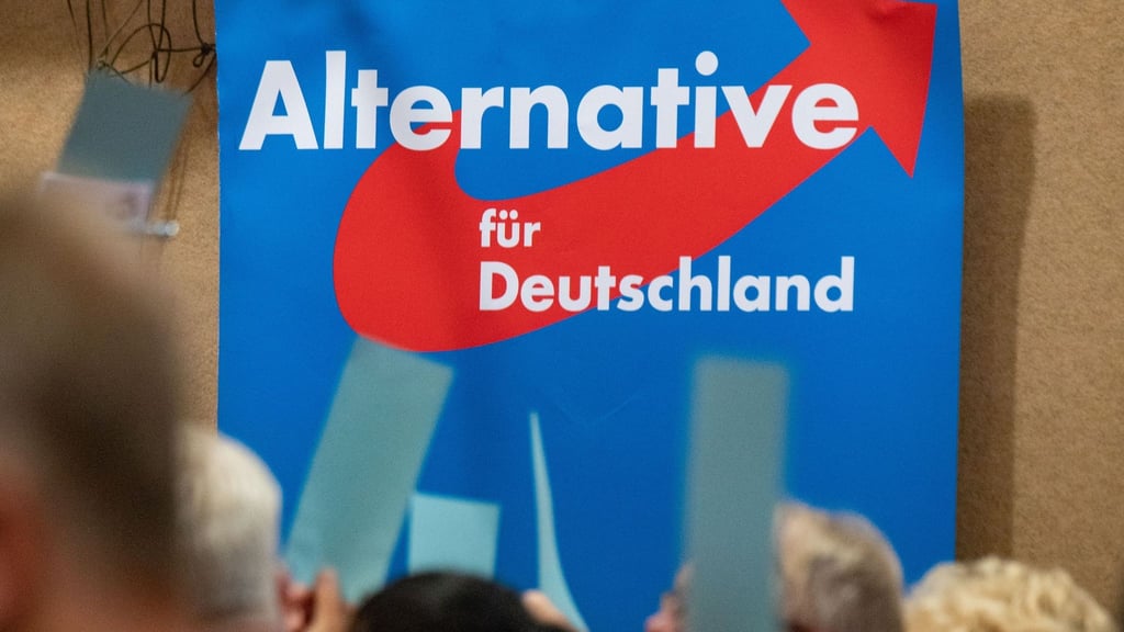 Auf einem AfD-Parteitag hängt ein Plakat mit dem Schriftzug „Alternative für Deutschland“.