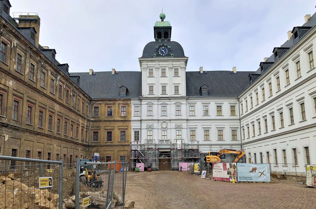 Rechts hui, links eher noch pfui. Doch mithilfe von Strukturfördermitteln soll auch der Südflügel von Schloss Neu-Augustusburg saniert werden.