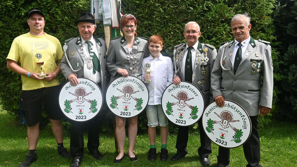 Volkskönig Michael Holste, Schützenkönig Dieter Heinemann, Schützenkönigin Nancy Heinemann, Kindervolkskönig Nick Heinemann, Schützenkaiser Burkhard Bock und Seniorenkönig Wolfgang Puder. ,