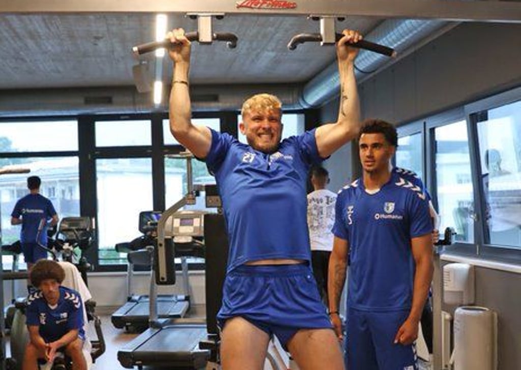 Jamie Lawrence (r.) staunt nicht schlecht über Teamkollege Tim Stappmann, der während der Klimmzüge bereits fit wirkt.
