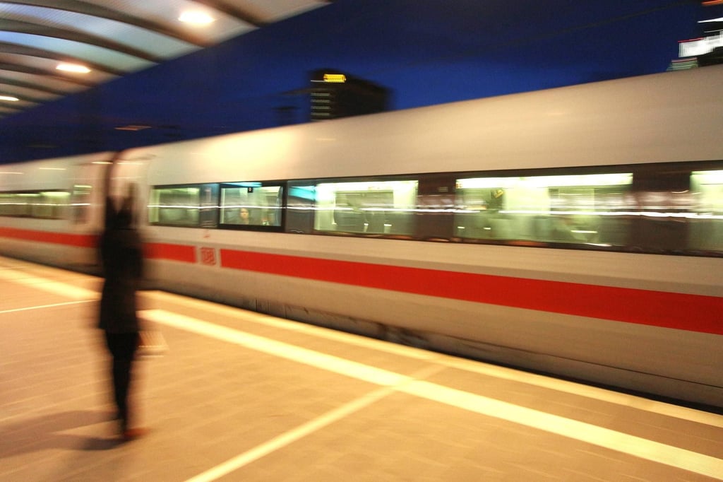 Ein Paar hat in München versehentlich die einjährige Tochter in einem Zug nach Prag zurückgelassen. Am Hauptbahnhof stiegen die Frau und der Mann kurz aus dem Zug, um zu telefonieren.