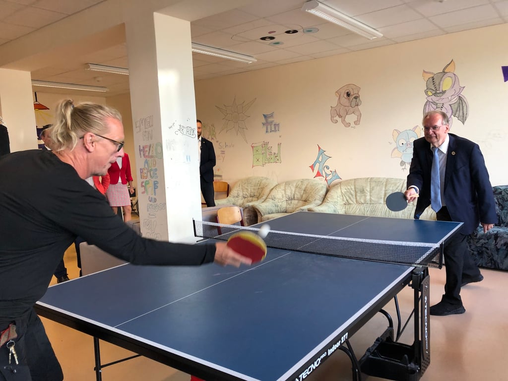 Reiner Haseloff bei einer Runde Tischtennis mit Schulsozialarbeiter Steffen Krause.