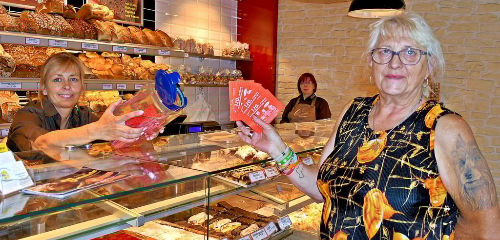 Ines Höhne kauft jedes Jahr Lose der Pfermarktlotterie, auch in diesem Jahr. Jana Handrich von der gleichnamigen Bäckerei auf der Breite lässt ihre Kundin in die Dose greifen. Bis auf kleine Geldgewinne ging Ines Höhne immer leer aus. Aber sie gibt nicht auf.