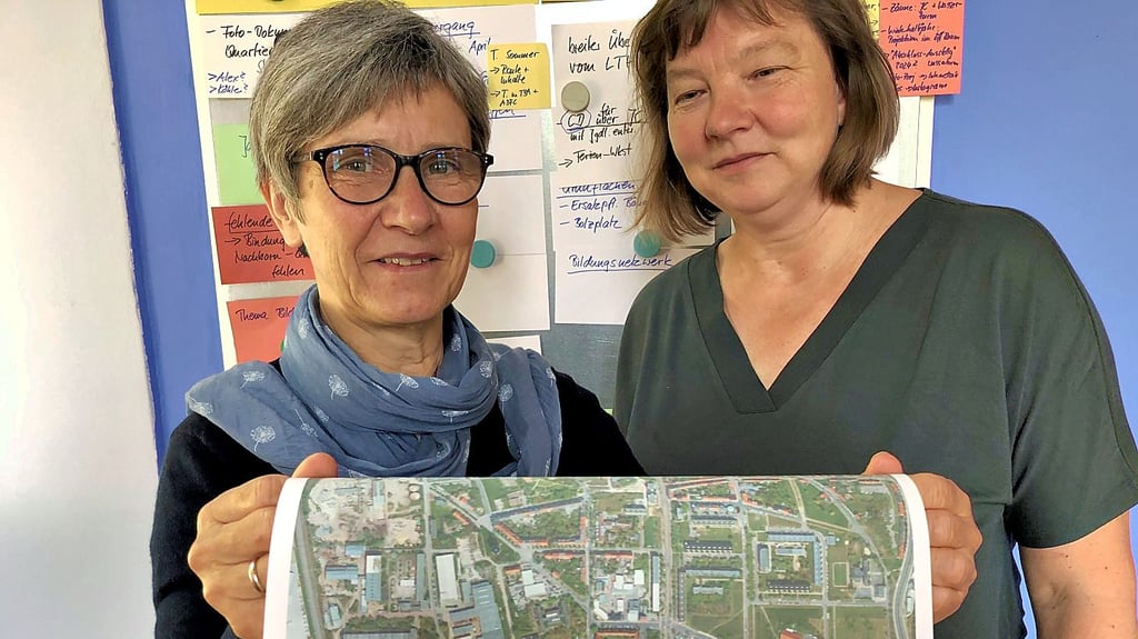 Birgit Schmidt und Sylvia Watzek vom Quartiersmanagement Leipziger Tor fänden die Regenbogenschule im Quartier gut aufgehoben.
