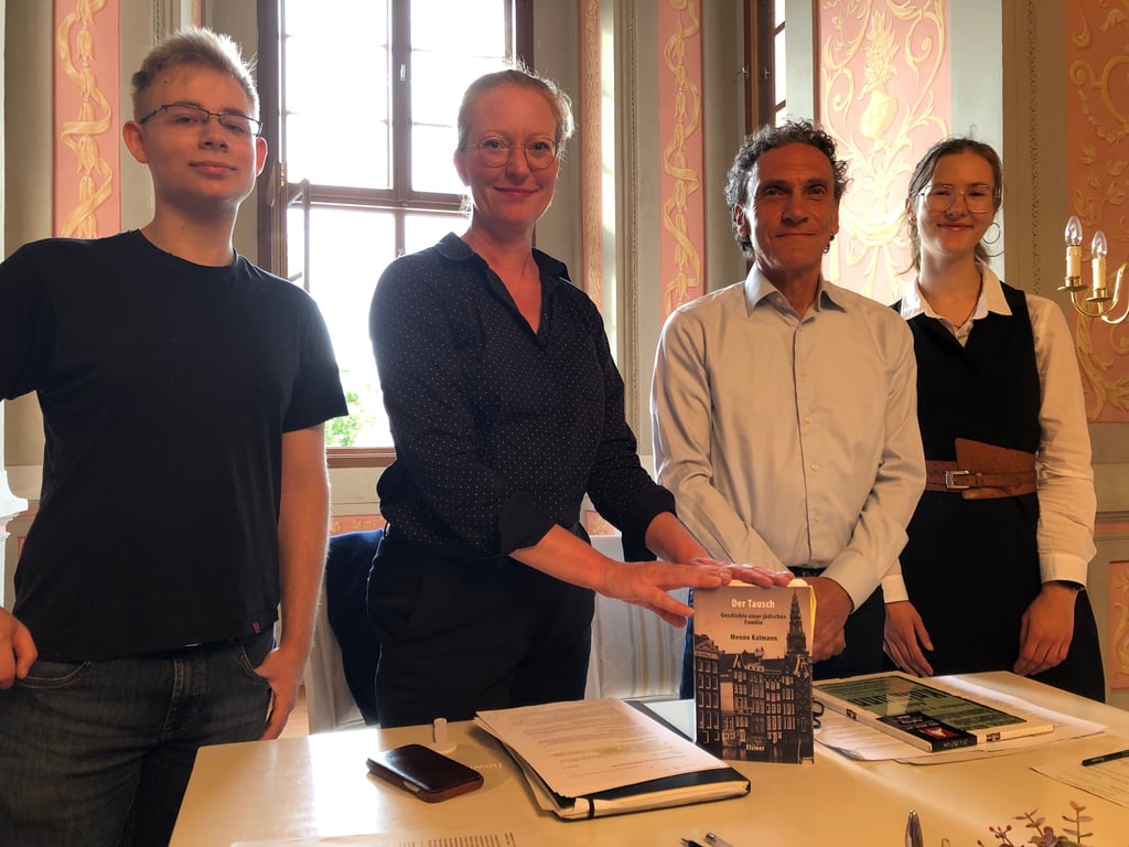 Gestalteten gemeinsam die Lesung: die Schüler Alexander Lenkert und Lilly Schmöller, Lehrerin Maja Franke und Buchautor Menno Kalmann.