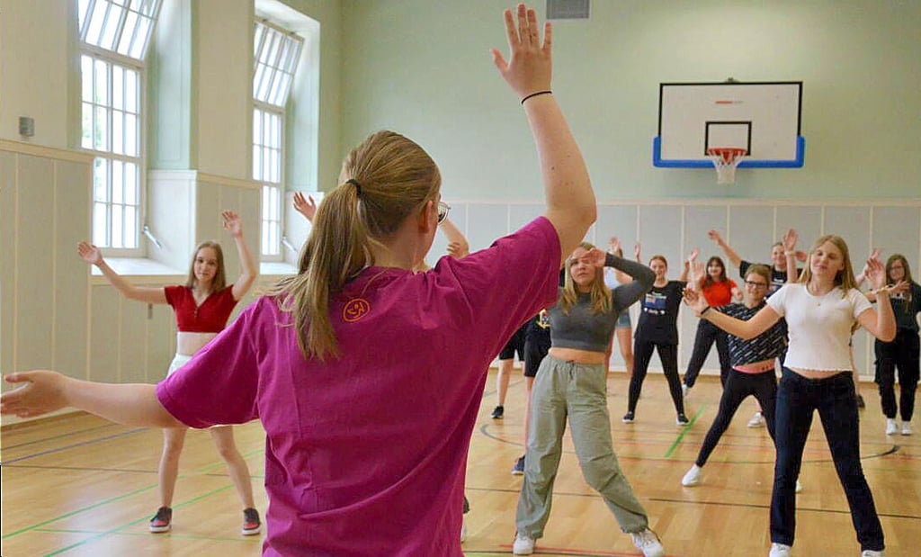 In der kleinen Sporthalle gab Abiturientin Lara (18), die als Karate- und Fitnesstrainerin aktiv ist, für Schülerinnen einen Zumba-Kurs.