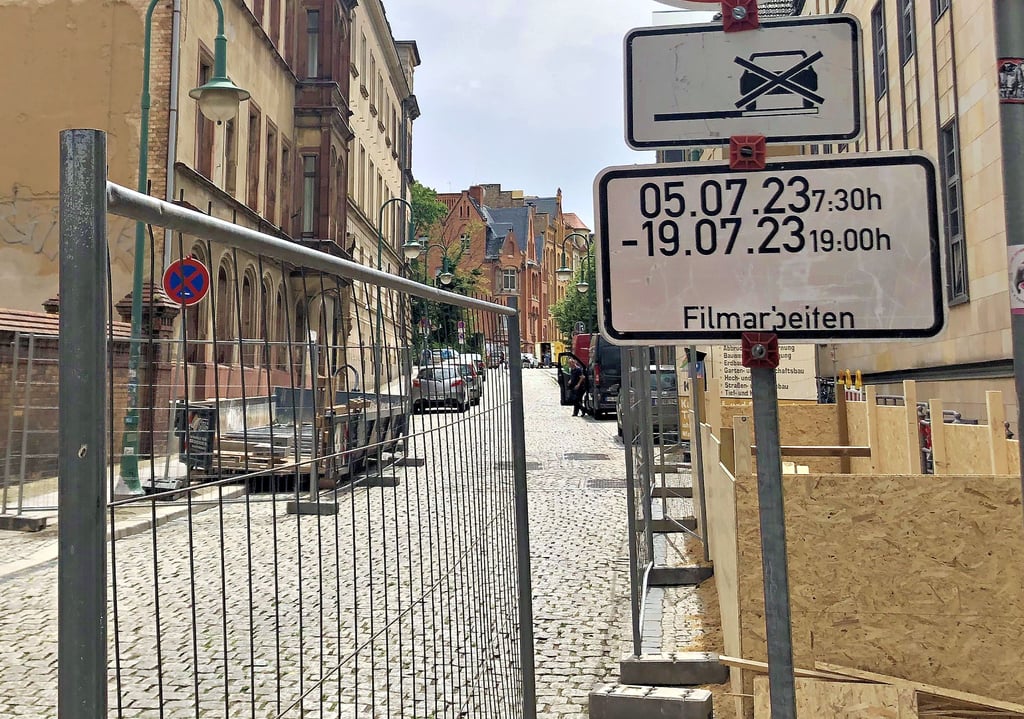 Drehort in der Innenstadt von Halle: Die Wilhelm-Külz-Straße wird Teil des neuen Fernsehfilms des ZDF.