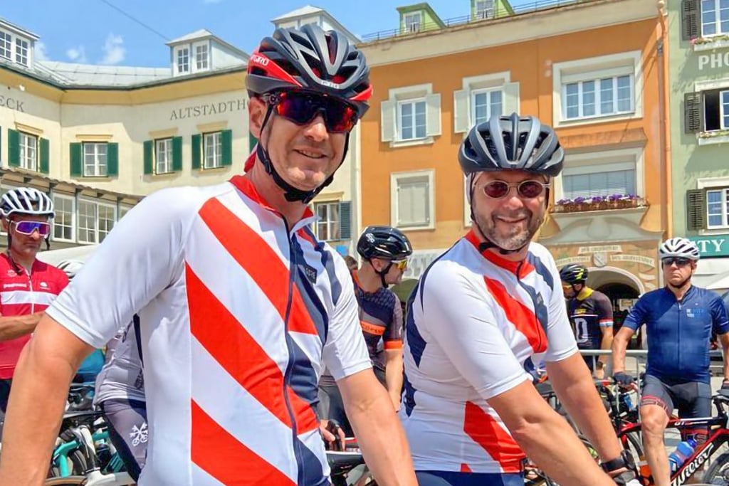 Stephan Pfeifer (l.) und Stefan Büchner vor dem Start der Transalp 2023 im österreichischen Lienz. Nach sieben Tagen und fast 850 Kilometern erreichten sie dann Arco am Gardasee in Italien.