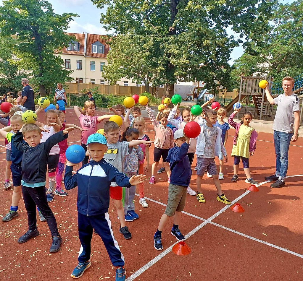 Tristan Herbst (rechts) hat die Station Zielwurf beim Handball-Aktionstag in der Mehring-Schule geleitet.