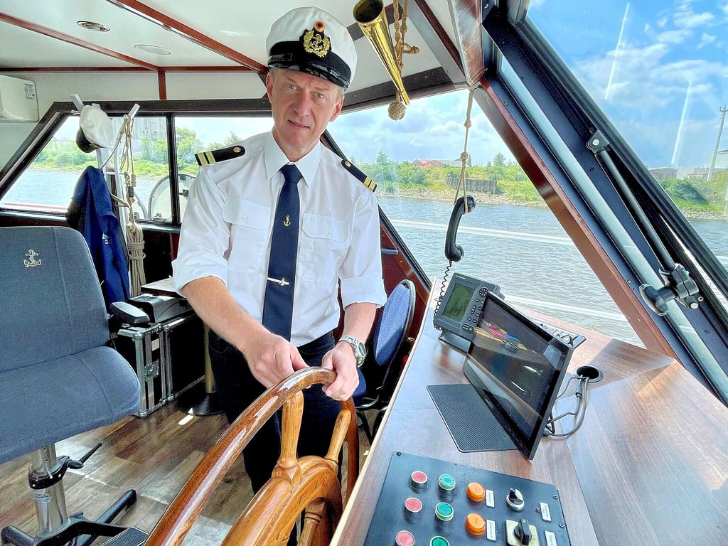 Kapitän auf Zeit: Volksstimme-Redakteur Olaf Koch wechselte seinen Schreibtisch gegen das Steuerhaus der „Marco Polo“. Als Matrose war er auch im Servicebereich tätig.