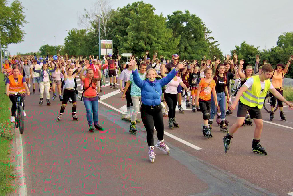 Die Straße gehört den Rollenden: Die 23. Skatenight in Bernburg lockte mehr als 400 Teilnehmer an.