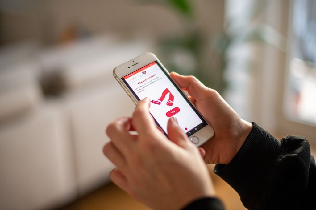 Eine neue App der Herzstiftung gibt kurz und übersichtlich Infos, wie man beim Auffinden einer bewusstlosen Person vorgehen sollte.