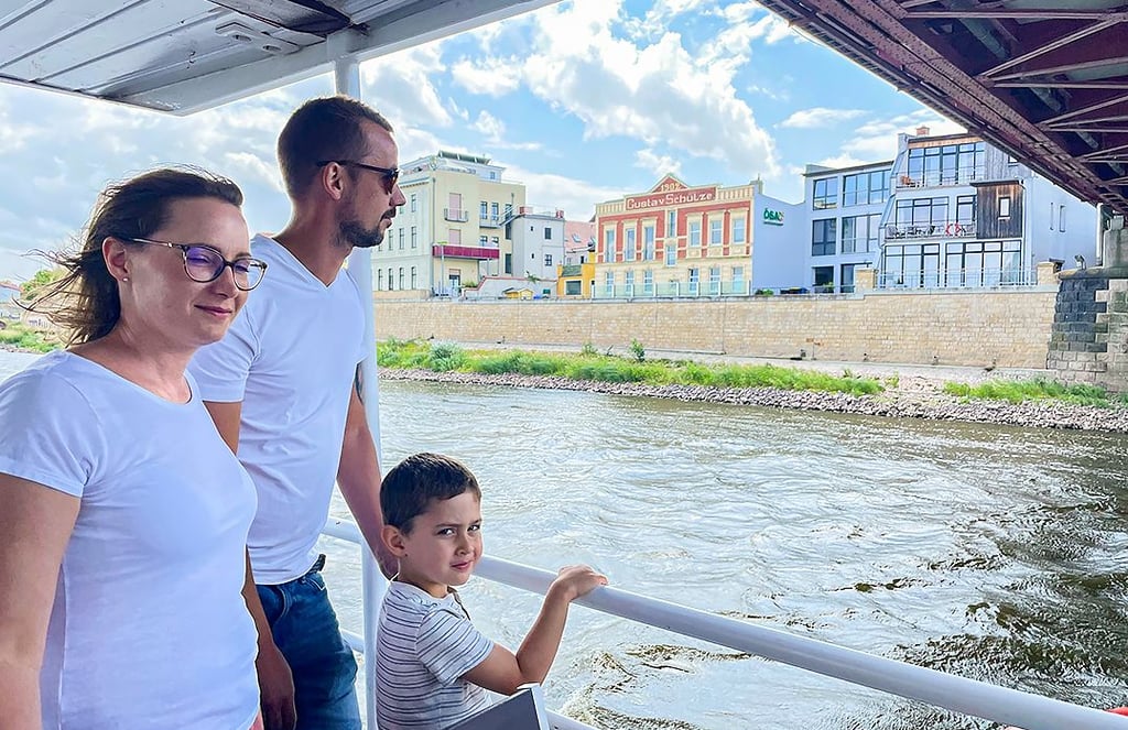 Tolle Aussicht auf Schönebeck für Sarah Westermann, David Schmidt und den vierjährigen Paul an der Reling.