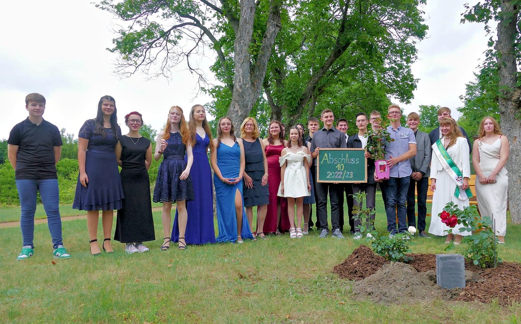 Im Rahmen der Abschlussfeier pflanzen die Schüler des Jahrgangs 2022/2023 der Sekundarschule Annaburg gemeinsam mit Rosenprinzessin Emma Ihrke als erste Klasse eine Rose im Park des benachbarten DRK-Altenpflegeheimes in Annaburg.