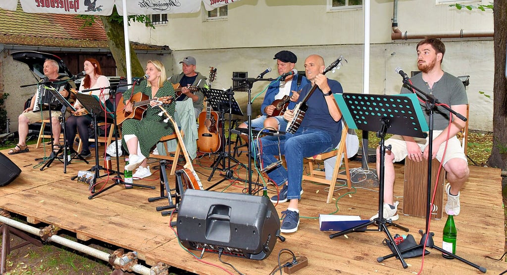 „Glinde 7“ im Pfarrgarten hinter der Johanniskirche. Bei diesem Auftritt machte die Gruppe ihrem Namen in zweierlei Hinsicht Ehre: Glinde 7 ist die Postanschrift, sieben Akteure saßen auf der Bühne.