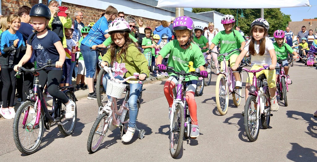 Die erste Friedensfahrt startete am Montag in Beesenlaublingen, hier die Klassenstufe 1 der Mädchen.