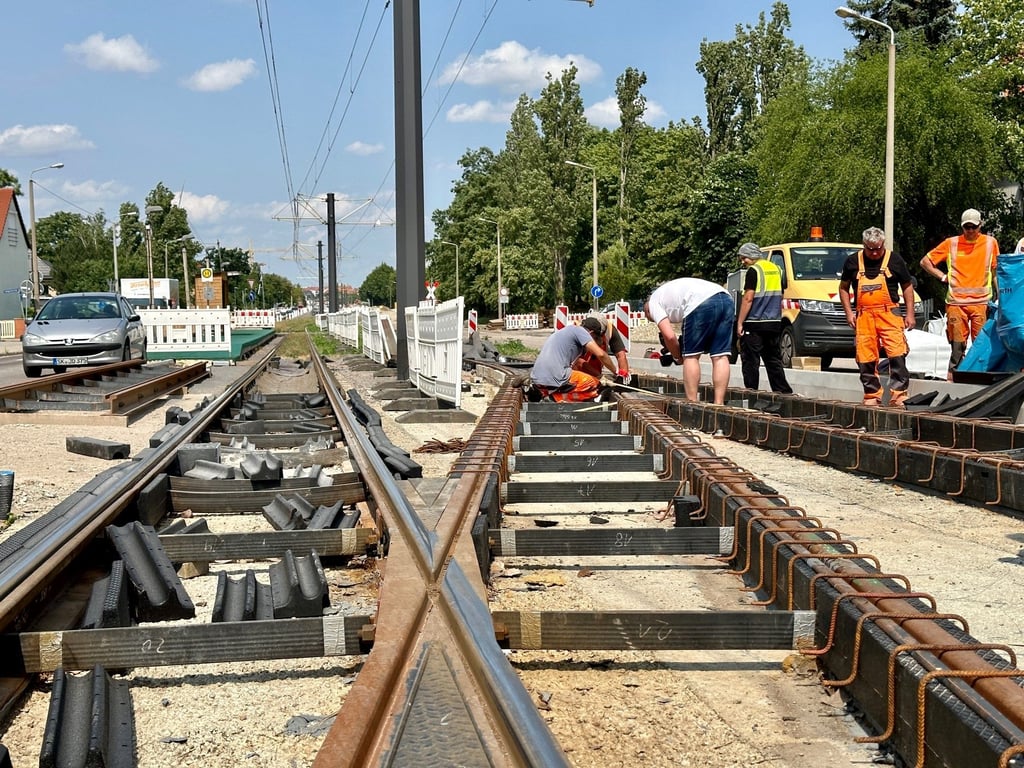 Noch wird an Weichen und Gleisen gearbeitet, damit die Tram ab 24. Juli wieder zweigleisig durch den Böllberger Weg fahren kann.