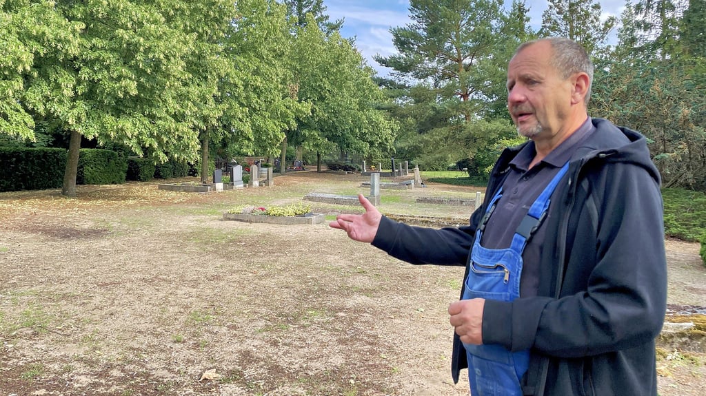 Gärtnermeister Horst Mittendorf auf dem Jerichower Friedhof. Dem Ortschaftsrat präsentierte der Fachmann erste Vorstellungen zur Neugestaltung der Anlage. Bis zum Jahrenende ist ein Konzept vorgesehen.