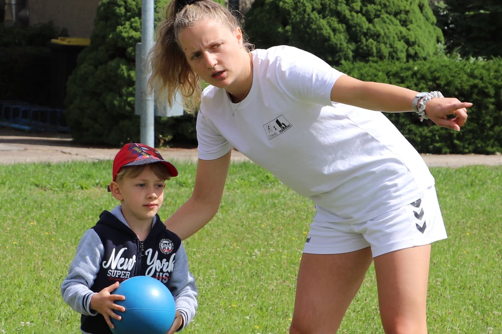 „So musst du es machen“, gibt Nina Räcke hier Anweisungen auf dem Trainingsplatz an den kleinen „Parkspatzen“.