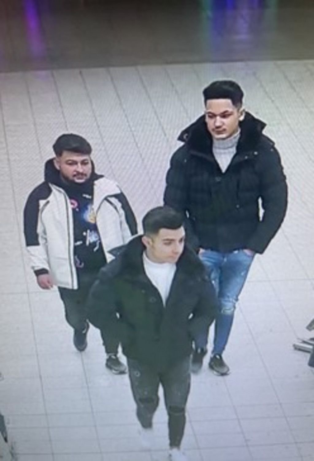 Diese drei Männer sollen in Halle eine große Menge Pistazien gestohlen haben.