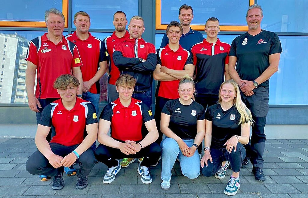 Die Athleten des SCM und ihre Trainer sehen ihren Weltmeisterschaften entgegen (o. v .l.): Juniorentrainer Guido Behling, Coach Tino Hoffmann, Michael Müller, Moritz Florstedt, Tillmann Sommer, Bundesstützpunktleiter Björn Bach, David Töpel, Coach Mark Zabel und (u. v. l.): Erik Nikoleizig, Konrad Becker, Leonie Köllner und Lisa Pflugmacher.