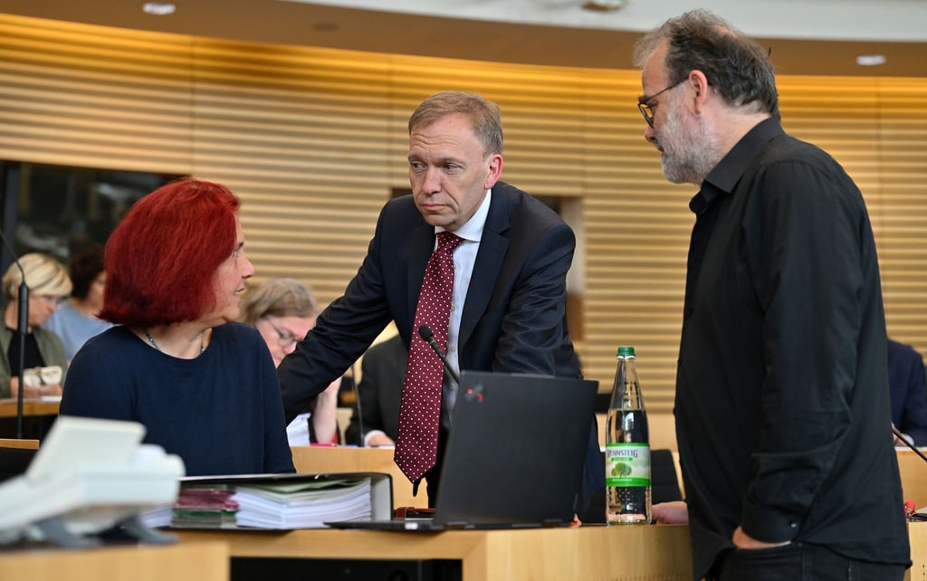 Astrid Rothe-Beinlich (Bündnis90/Die Grünen, l), Fraktionsvorsitzende, Matthias Hey (SPD, M), Fraktionschef, und Steffen Dittes (Die Linke, r),Fraktionschef, sprechen miteinander im Plenarsaal zu Beginn der Sitzung des Thüringer Landtags.