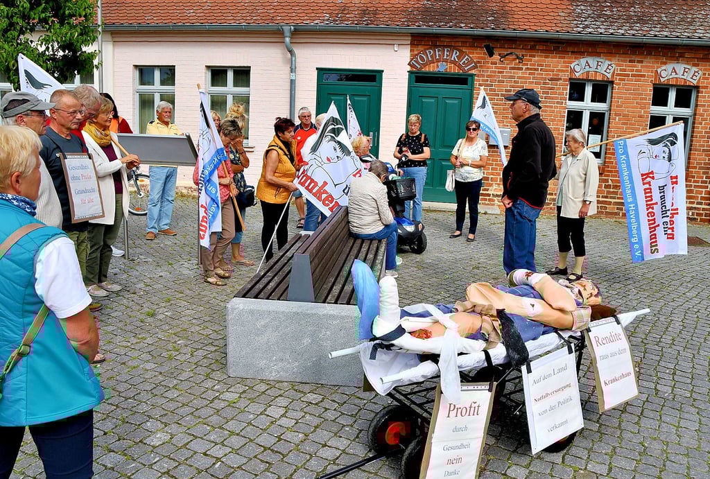 Am Donnerstagabend trafen sich Mitglieder und Sympathisanten von „Pro Krankenhaus Havelberg“ wieder zu einer Demo. Die nächste ist für den 13. Juli geplant. Mitstreiter sind jederzeit willkommen.