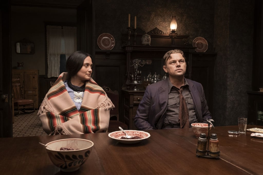 Lily Gladstone als Mollie Burkhart und Leonardo DiCaprio als Ernest Burkhart in einer Szene des Films „Killers of the Flower Moon“.