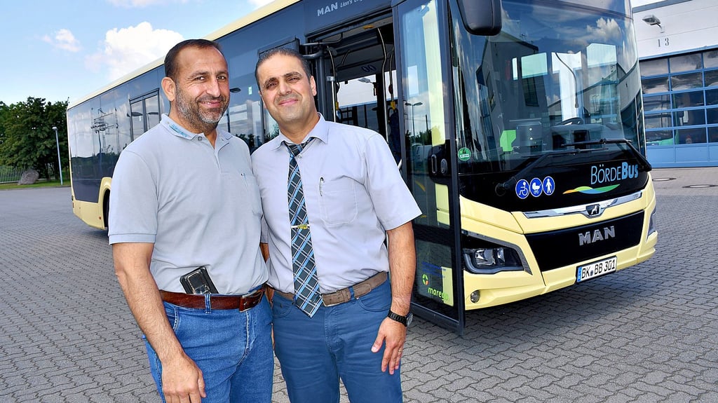Ammar Alabbar (links) und Khaled Alhalabi stammen ursprünglich aus Syrien und arbeiten seit vier Jahren als Fahrer für die Bördebus Verkehrsgesellschaft mbH.