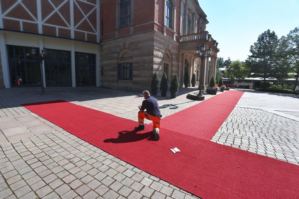 Der rote Teppich vor dem Festspielhaus auf dem Grünen Hügel in Bayreuth.