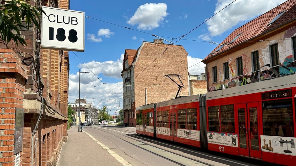 Am Künstlerhaus 188 biegt die Linie 1 in die Torstraße und zum Rannischen Platz ab. Geradeaus durch Glaucha geht es auf der Straße bislang nur für Autos.