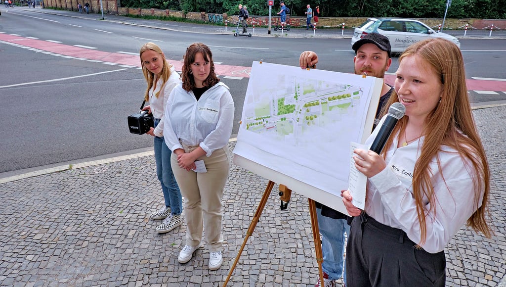 Studenten aus Kaiserslautern stellen in der Wolfgangstraße ihre Pläne zu deren Umbau vor.