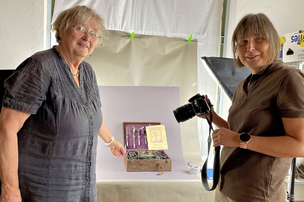 Theresia Gebauer und Claudia Hartung fotografieren die Sammlung des Jerichower Förder- und Heimatvereins Stadt und Kloster Jerichow, um sie später zu digitalisieren.