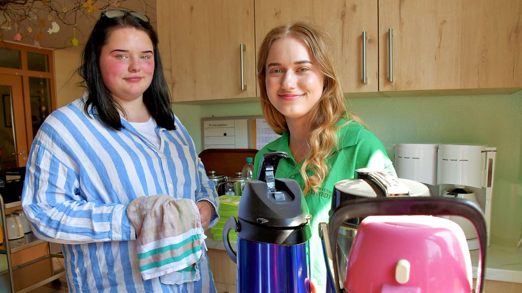 Celine Kranz (l.) und Marie Fehse sammeln in den Wohnhäusern der Evangelischen Stiftung Neinstedt in Calvörde ihre ersten Erfahrungen in einem sozialen Arbeitsfeld. Dazu zählt auch der Abwasch beim Sommerfest im Haus Bonin.