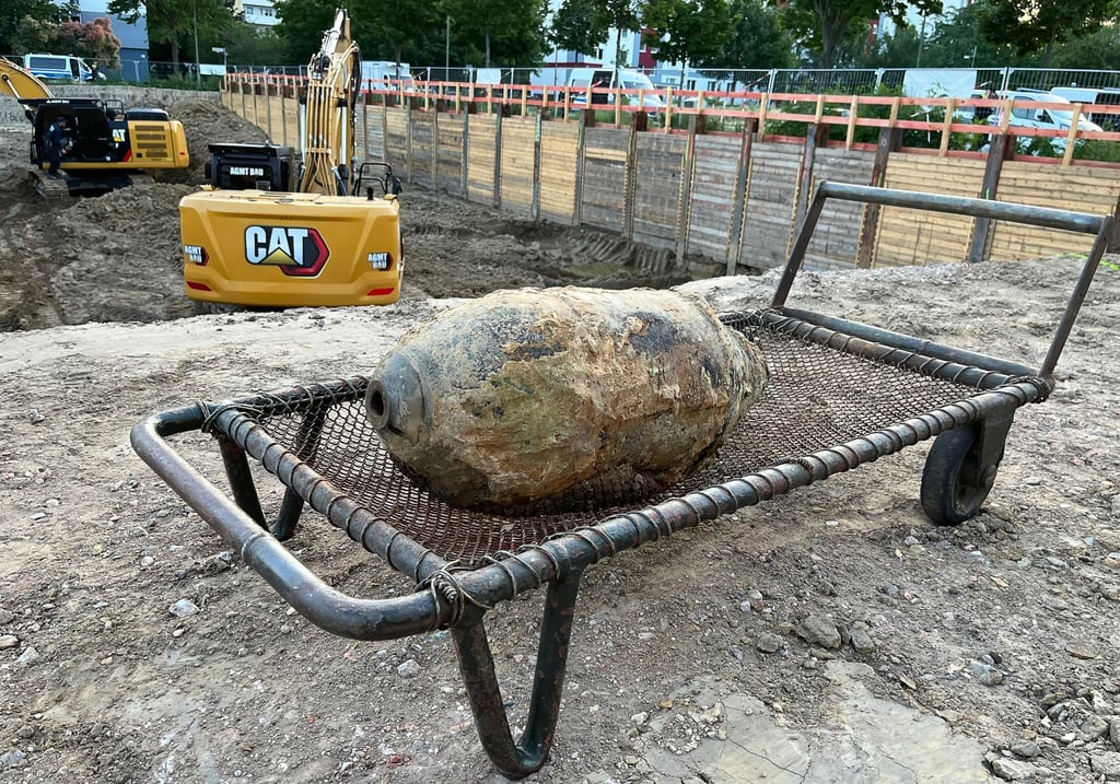 Blick auf die entschärfte Weltkriegsbombe, die bei Bauarbeiten in Berlin-Hohenschönhausen entdeckt wurde.