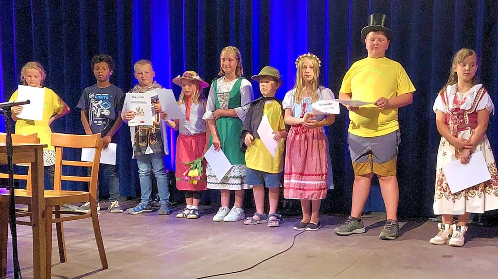 Beim Plattlesewettbewerb in Magdeburg waren Mitglieder der AG „Plattspreeker“ aus Hohendodeleben dabei.