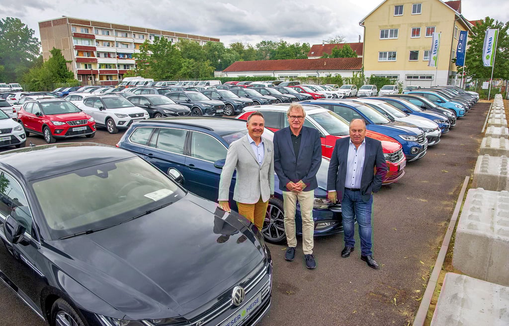Björn Emmerich, Uwe Feser und Michael Christoph (v.l.n.r.) auf dem neuen Gebrauchtwagengelände in der Heidestraße.