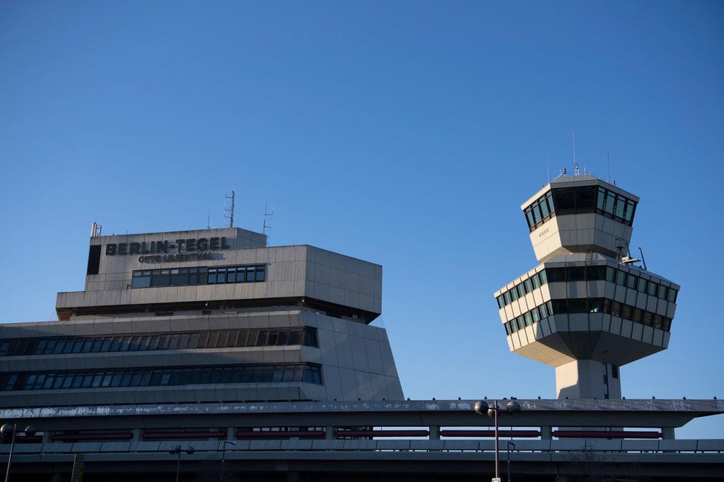 Blauer Himmel ist über dem ehemaligen Flughafen Tegel zu sehen.