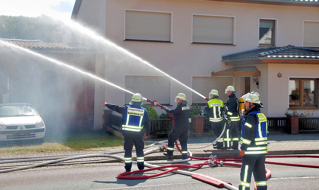Um das benachbarte Wohnhaus vor den Flammen zu schützen, kühlten die Feuerwehrleute den angrenzenden Giebel des Brandhauses mit Löschwasser.