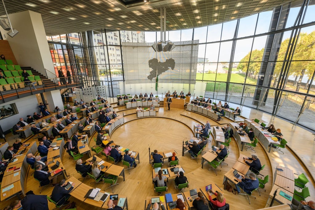 Blick in den Plenarsaal während einer Sitzung des Sächsischen Landtags.
