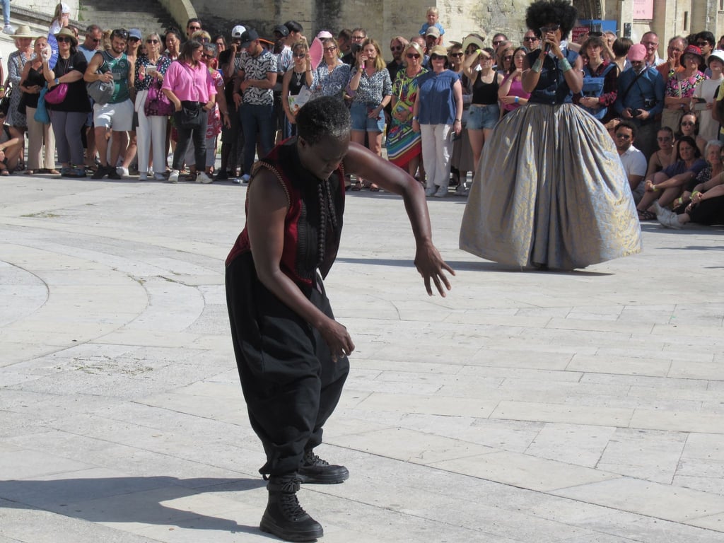 Mit einem Text über rassistische Polizeigewalt in Frankreich beginnt das teilweise im Freien aufgeführte Tanz- und Performance-Stück „G.R.O.O.V.E.“ der Choreografin Bintou Dembélé. Sie gilt als Pionierin des Hip-Hop.