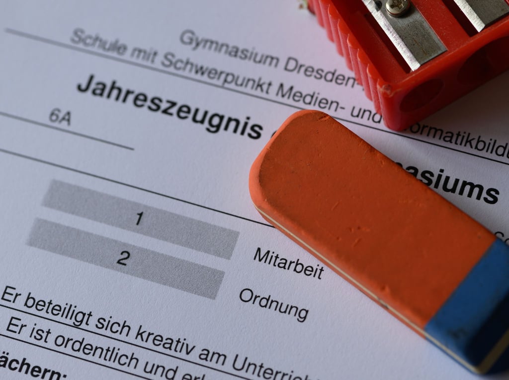 Kopfnoten sind auf einem Jahresszeugnis eines Gymnasiums in Sachsen zu sehen.
