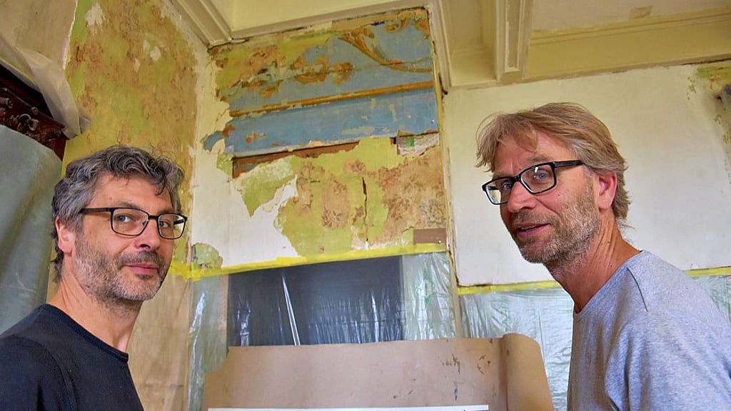 Die Restauratoren Christoph Gramann (rechts) und Thomas Werner sind im Schloss Wernigerode im Einsatz.