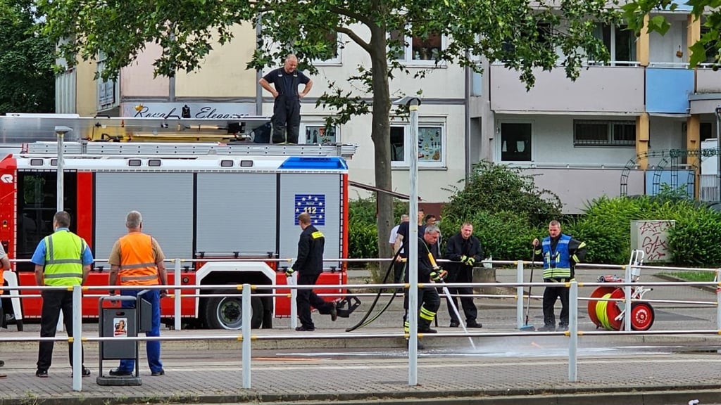 Rettungskräfte und Feuerwehr waren vor Ort, um dem Schwerverletzten zu helfen und die Unfallstelle zu reinigen.