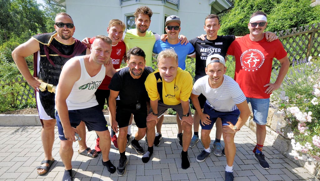 Der Freundeskreis (Stefan Leger fehlte erkrankt) vor Beginn der Wettkämpfe - hinten, v.l.: Stefan Lehwald, Stephan Reinicke, Florian Stößel, Florian Schlegel, Albert Reinicke, Matthias Sakowitz; vorn, v.l.: Stefan Schulze, Christoph Radig, der spätere Sieger Rico Dornau (im Gelben Trikot!), Martin Reinicke.