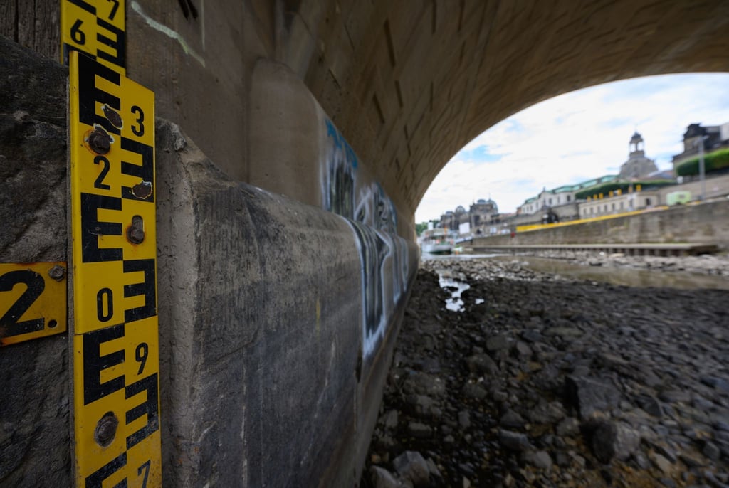 Eine Pegellatte ist unterhalb einer Brücke angebracht.