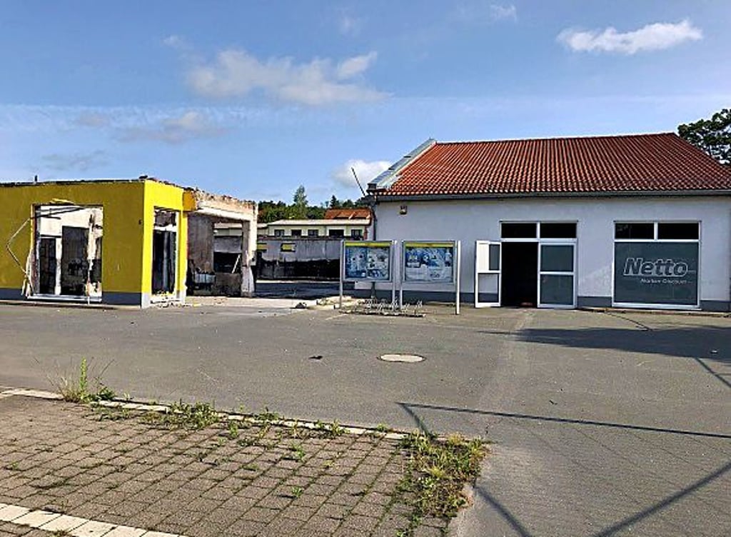 Teile des bei einem Brand zerstörten Netto-Marktes in Quedlinburg sind abgerissen.